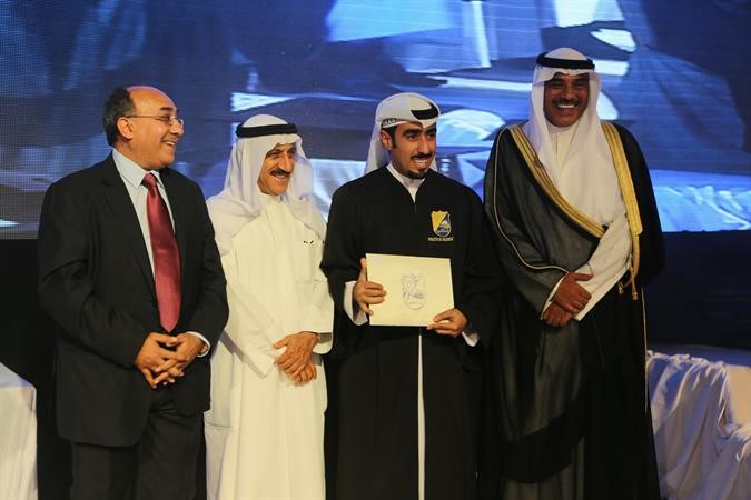 الشيخ صباح الخالد ودعبدالرضا الاسيري ودعبدالله الشايجي خلال تكريم احد الطلبة