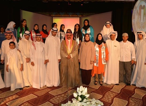 الشيخ دابراهيم الدعيج متوسطا مجموعة من المكرمين
