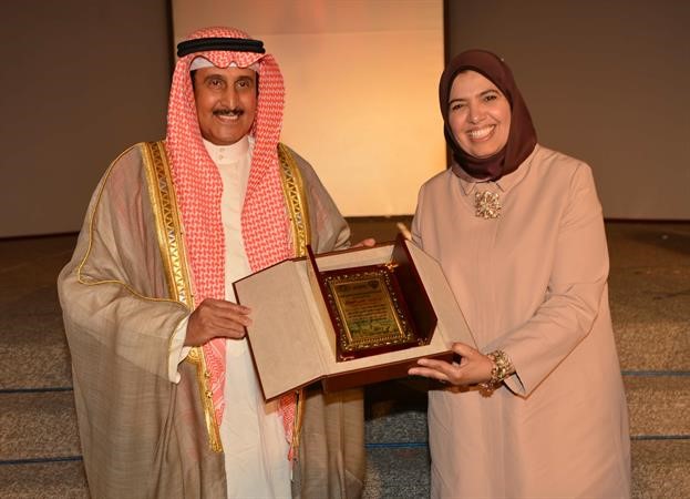 الشيخ د ابراهيم الدعيج يتلقى درعا تذكارية من منى الصلال