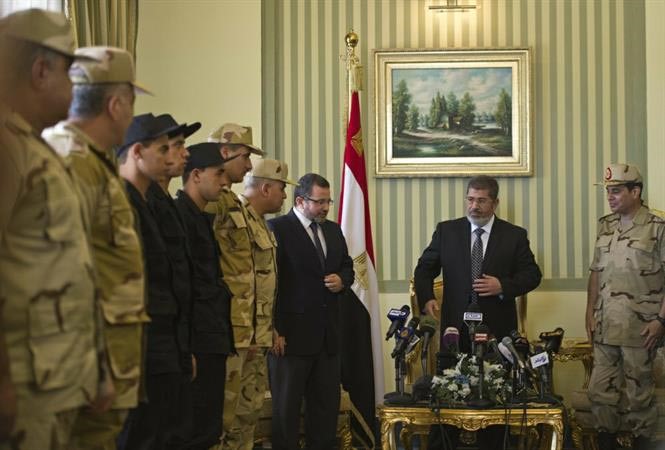 الرئيس مرسي والفريق اول السيسي ودهشام قنديل خلال استقبالهم الجنود المطلق سراحهم بمطار الماظة امسافپ