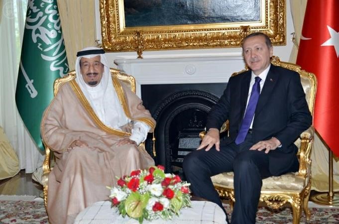 جانب من اجتماع ولي العهد السعودي صاحب السمو الملكي الامير سلمان بن عبد العزيز ورئيس الوزراء التركي رجب طيب اردوغان