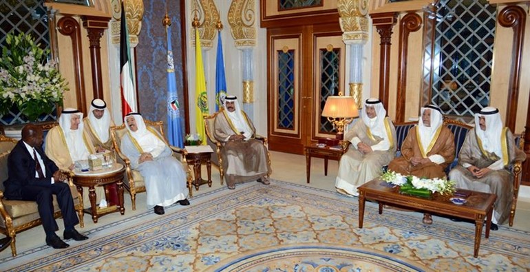صاحب السمو الامير الشيخ صباح الاحمد مستقبلا ددينزل دوغلاس بحضور سمو ولي العهد الشيخ نواف الاحمد