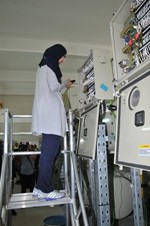 احدى المهندسات تطلع على بعض الاجهزة خلال الجولة