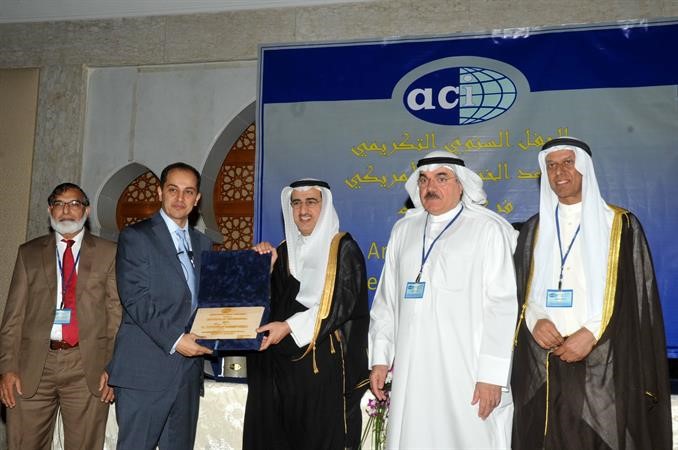 م عبدالعزيز الابراهيم يكرم احد الفائزين متين غوزال