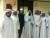 رئيس نقابة العاملين بخدمات القطاع النفطي وبعض اعضائها يحملون الاتفاقية الموقعة مع ادارة الشركة