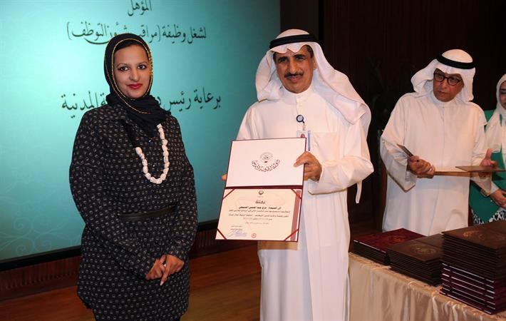 محمد الرومي مكرما احدى الخريجات