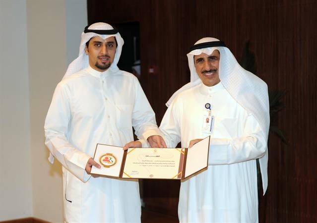 احد الخريجين يتسلم شهادته من الرومي