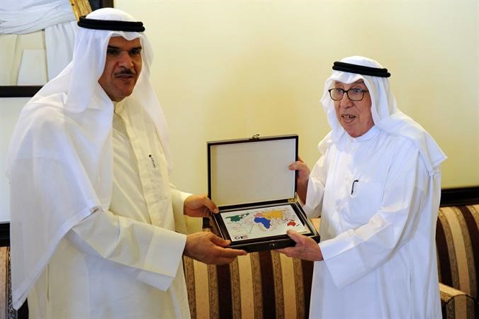 الشيخ سلمان الحمود يتلقى هدية تذكارية من برجس البرجس