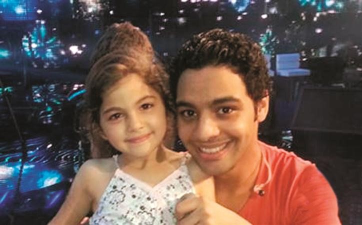 احمد جمال مع الطفلة المعجبة به