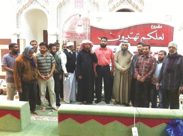 مدير المبرة احمد العجمي يتوسط المهتديان﻿