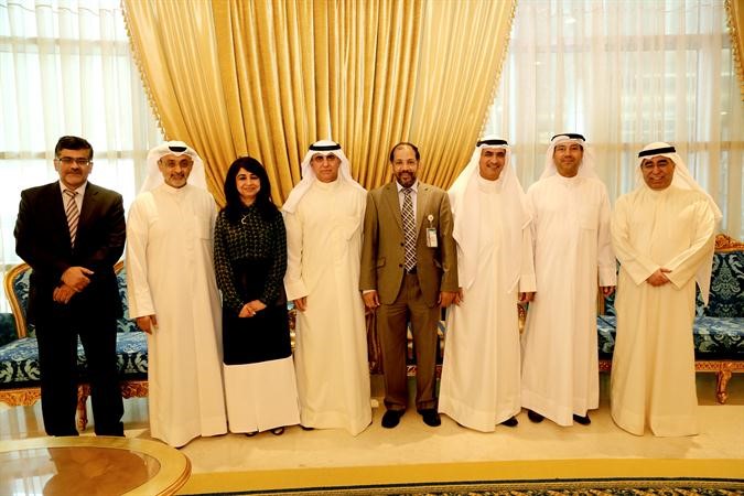 من اليمين اسعد السعد وفهد العدوة وبخيت الرشيدي ومحمد المطيري وفاروق الزنكي وحسنية هاشم وعبداللطيف الحوطي وحاتم العوضي خلال الاستقبال