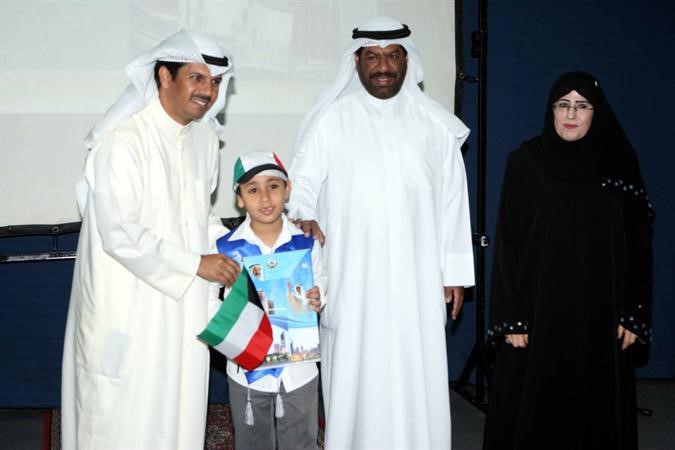 بدر الفريح مكرما احد الطلبة المتميزين