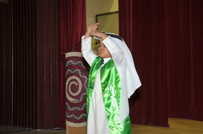 احد الطلبة يلقي كلمة ترحيبية