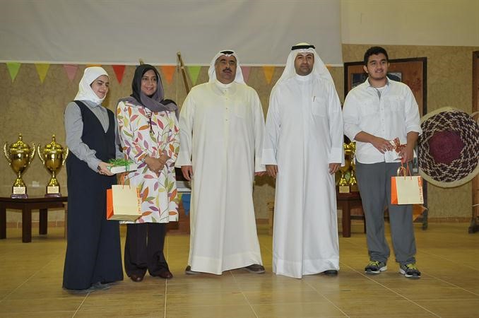 يسرى العمر مكرمة الطلبة المشاركين في الانشطة المدرسية اسامة ابوعطية