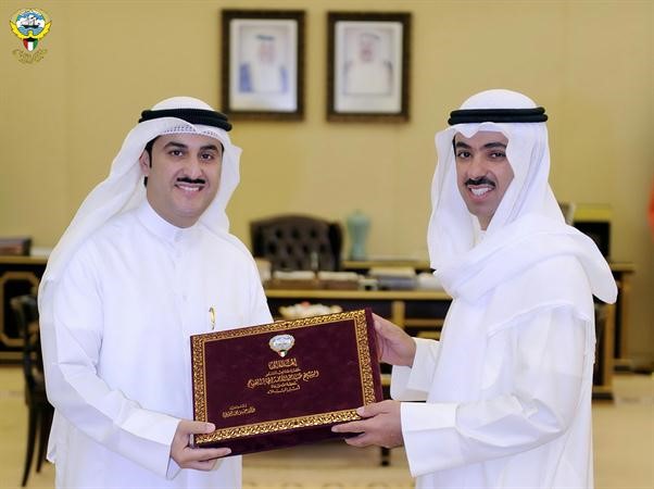 الرئيس علي الراشد يتسلم الكتاب من العميري