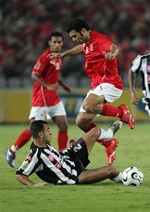 نجم الاهلي عماد متعب في مواجهة معنوية امام انبي