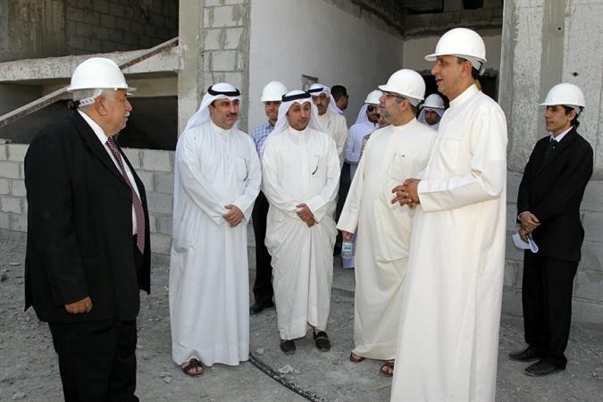 فيصل الجزاف يستمع لشرح من مهندسي المشروع