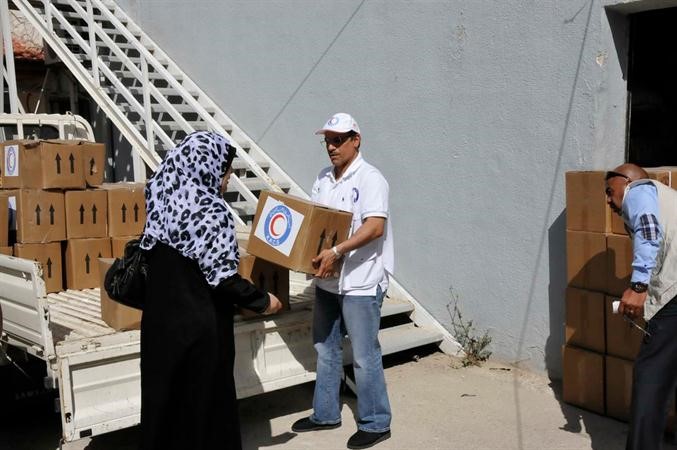 الهلال الاحمر يوزع المساعدات على الاسر السورية في الاردن