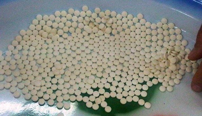 ضبط 500 حبة و100 غرام هيروين مع آسيويين