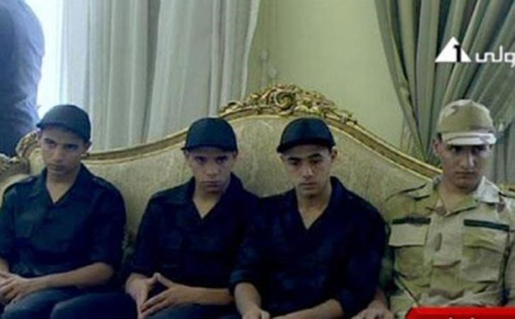 بالفيديو.. المصري الذي عثر على الجنود المختطفين: كانت حالتهم بائسة جداً وملابسهم رثة ولم يأكلوا ليومين