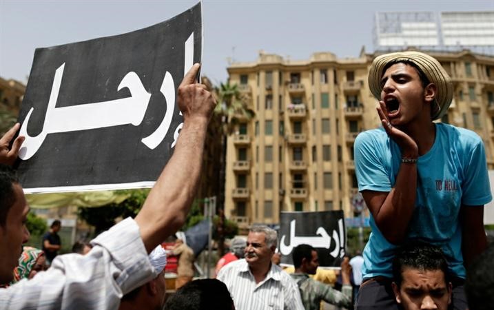 متظاهرون يرفعون لافتات تطالب برحيل الرئيس مرسي خلال تظاهرةالقصاص للشهداء امس اپ