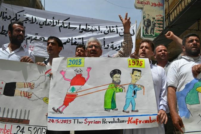 شبان في كفرنبل يرفعون لافتة تظهر جر الاسد ونصرالله لبنان الى الحرب الاهلية مجددا رويترز