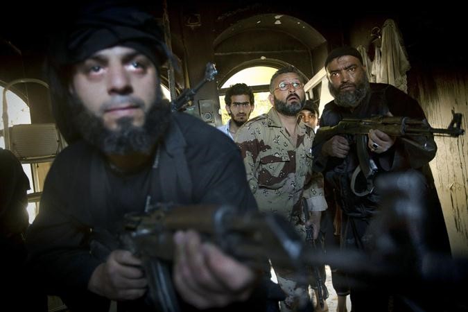 ثوار سوريون يتخذون مواقعهم في احد اماكن الاشتباكات مع قوات النظام السوري في حلب امس الاول افپ