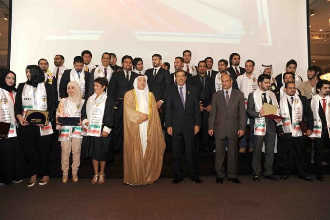 درشيد الحمد وراشد النويهض وفريح العنزي وشايع الشايع مع الطلبة المكرمين	ناصر عبدالسيد