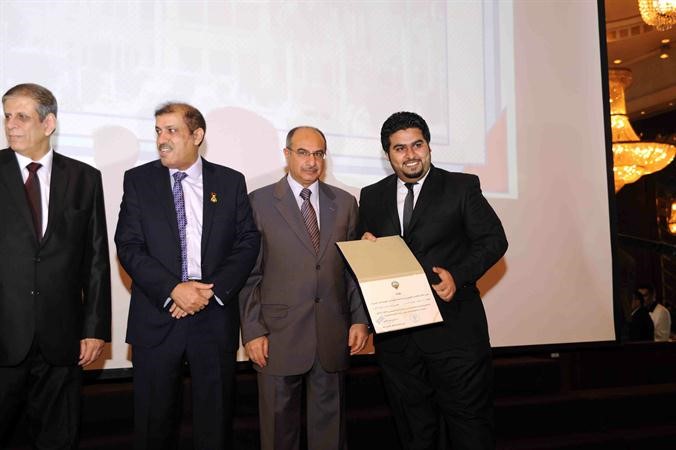 درشيد الحمد مكرما احد الطلبة