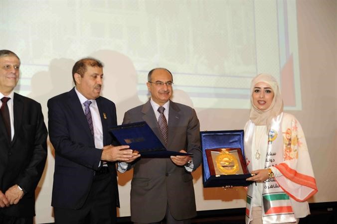تكريم احدى الطالبات