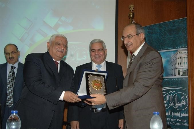 احمد سامح يسلم درعا تكريمية للسفير درشيد الحمد	ناصر عبدالسيد