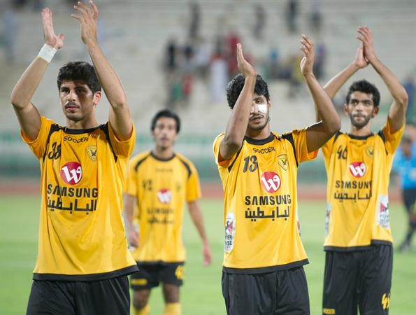 لاعبو القادسية يحيون الجماهير بعد تاهلهم الى النهائي 	الازرقكوم