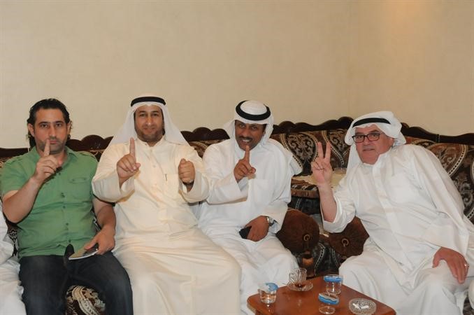 رواد ديوانية خليل العلي يتوقعون فوز البايرن باللقب الاوروبي فيما توقع البعض الاخر فوز دورتموند	 انور الكندري