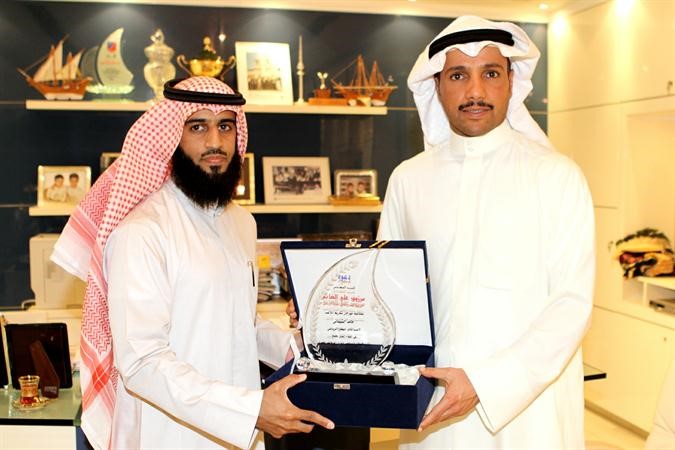 م مرزوق الغانم يتسلم درعا تذكارية من اللاعب المعتزل