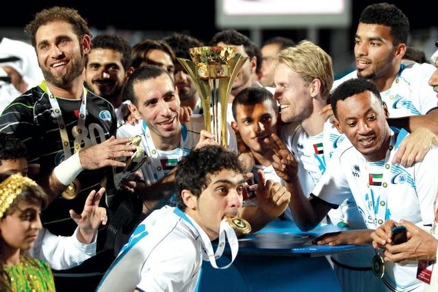 لاعبو بني ياس يحتفلون بكاس بطولة اندية الخليج