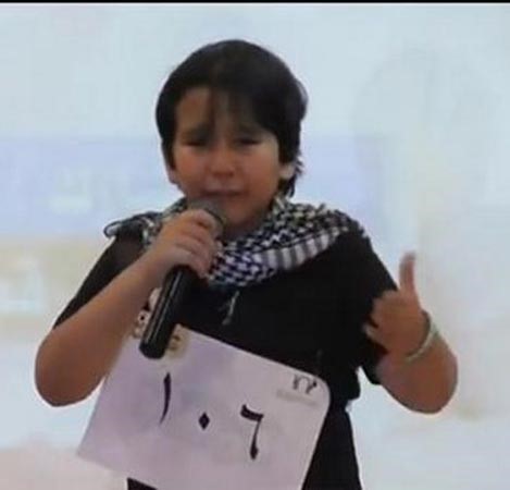 فيديو مؤثر.. طالب يجهش بالبكاء أثناء إلقاء قصيدة عن سوريا