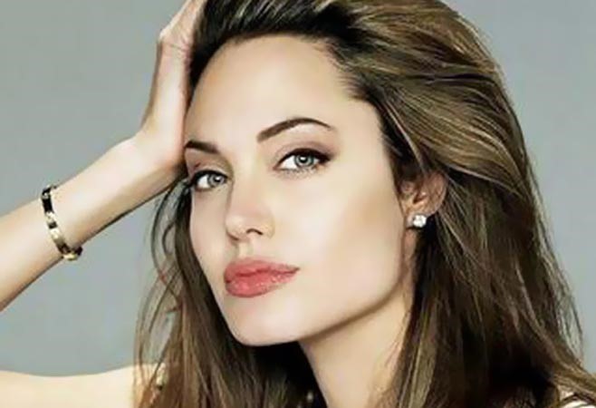 صورة أنجلينا جولي عارية بعد إستئصال ثدييها للبيع دعماً للسلام