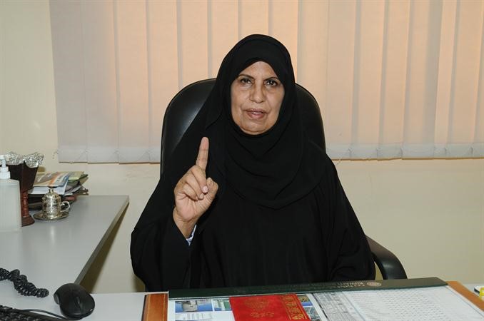 الرائدة خولة العتيقي خلال الحديث مع الانباء قاسم باشا
