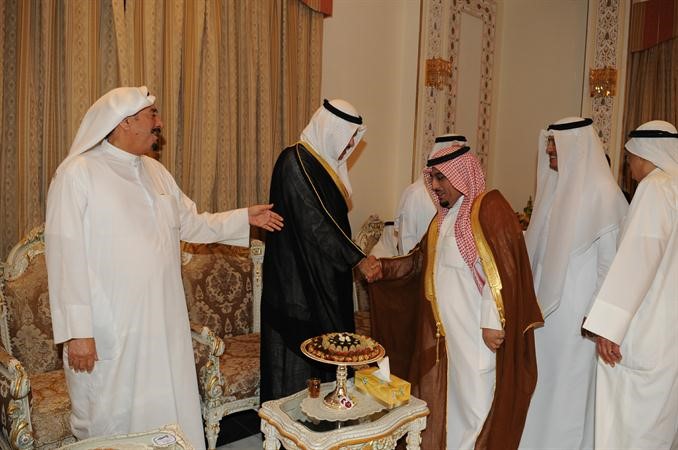 الشيخ سلمان الحمود مصافحا الحضور وفيصل الدويش مرحبا بهم