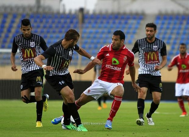 مهاجم الاهلي السيد حمدي يسيطر على الكرة وسط مدافعي انبي