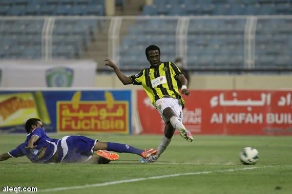 مهاجم الاتحاد فهد المولد يسدد الكرة نحو مرمى الفتح