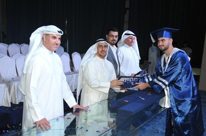 تكريم احد الخريجين
