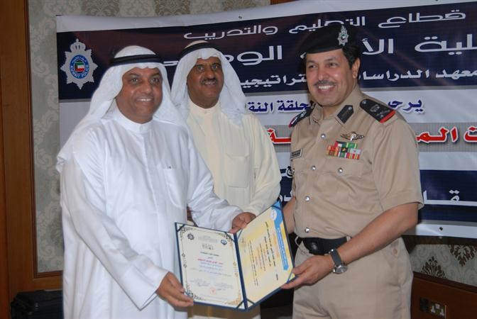 اللواء ركن محمد الديحاني يكرم احد المشاركين ويبدو الفريق متقاعد مساعد الغوينم