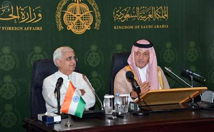 وزير الخارجية السعودي الامير سعود الفيصل في مؤتمر صحافي مع نظيره الهندي سلمان خورشيد واس