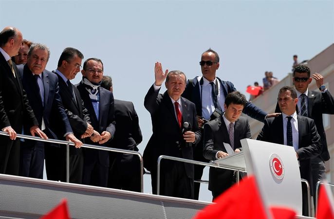 رئيس الوزراء التركي رجب طيب اردوغان متحدثا امام مناصريه خلال زيارته للريحانية امس رويترز