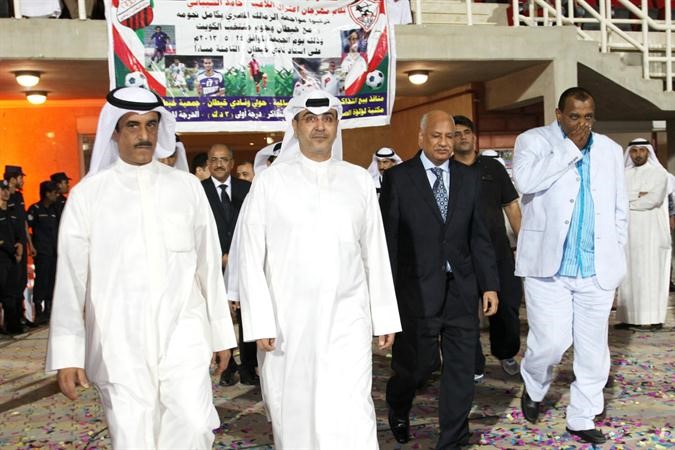 السفير المصري سليمان عبدالكريم يصل الى ارض الملعب مع الشيخ مشعل المحمد والكابتن ابراهيم يوسف