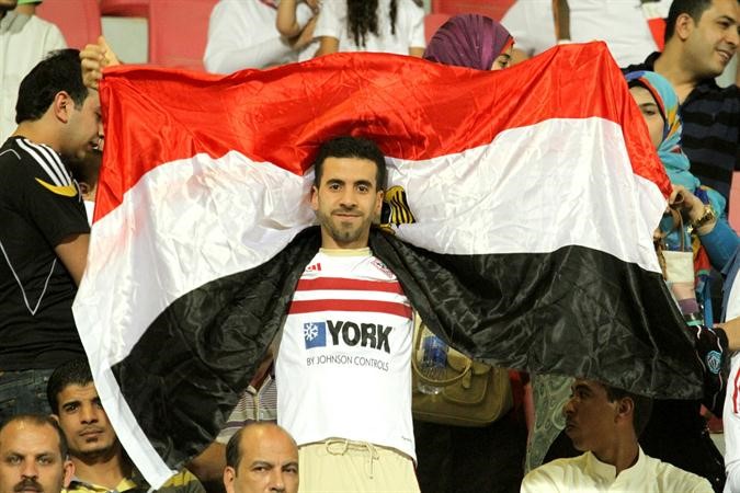 مشجع مصري يؤازر الزمالك