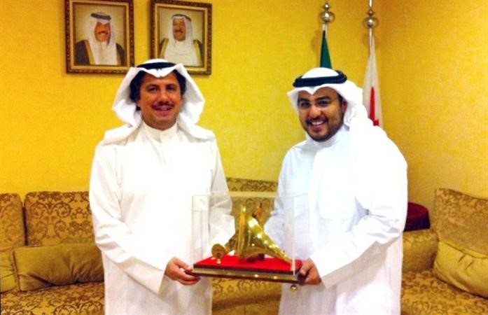 السفير الشيخ عزام الصباح اثناء تكريمه من اللجنة الكويتية المنظمة لمهرجان اهل القصيد