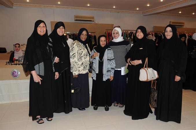 دلال الرومي تتوسط اقبال النهاموطيبة هيد ونورية الفرحان وغنيمة هيد وعلياء الناصري
