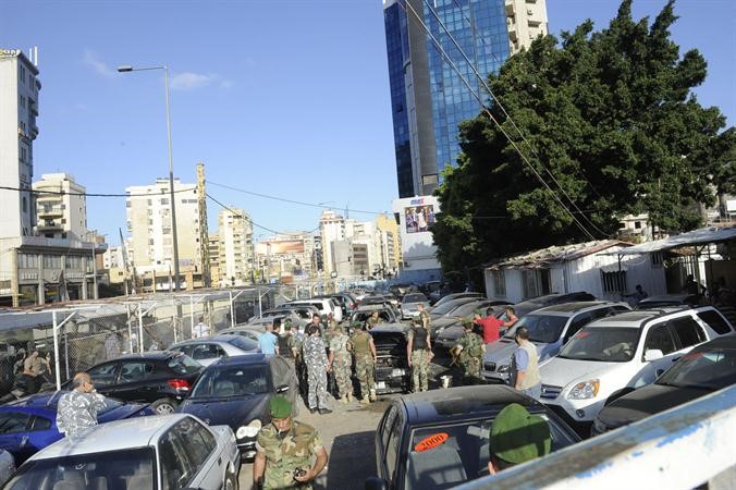الجيش اللبناني لحظة وصوله الى المكان الذي سقط فيه الصاروخ في مارمخايل محمود الطويل